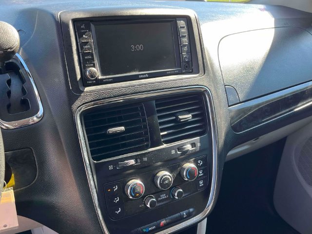 Used 2018 Dodge Grand Caravan SE w/ UConnect Hands-Free Group FWD image 29