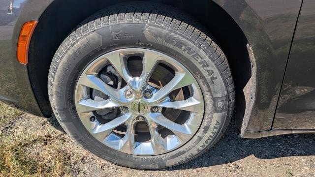 Used 2021 Chrysler Pacifica Touring-L AWD/4WD image 25