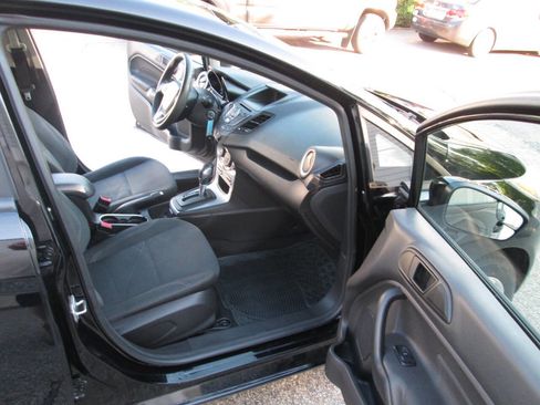 Used 2017 Ford Fiesta SE image 16