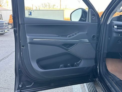 New 2025 Lincoln Navigator Reserve AWD/4WD image 13