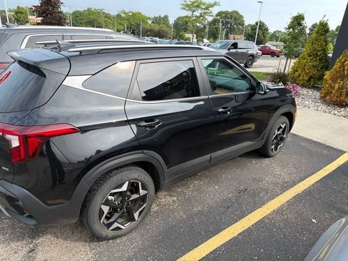 Used 2024 Kia Seltos EX AWD/4WD image 2
