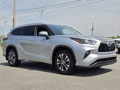 Used 2022 Toyota Highlander XLE AWD/4WD image 7