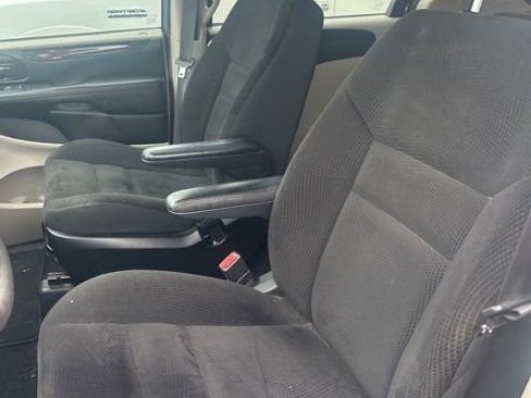 Used 2019 Dodge Grand Caravan SE w/ UConnect Hands-Free Group image 8