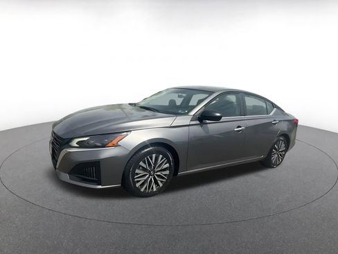 Used 2025 Nissan Altima 2.5 SV FWD image 8