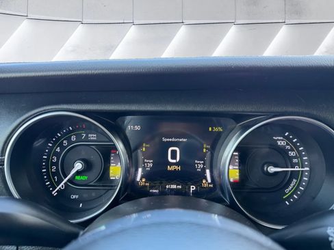 Used 2023 Jeep Wrangler Unlimited Sahara w/ Cold Weather Group AWD/4WD image 18