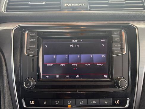 Used 2018 Volkswagen Passat 2.0T R-Line FWD image 21