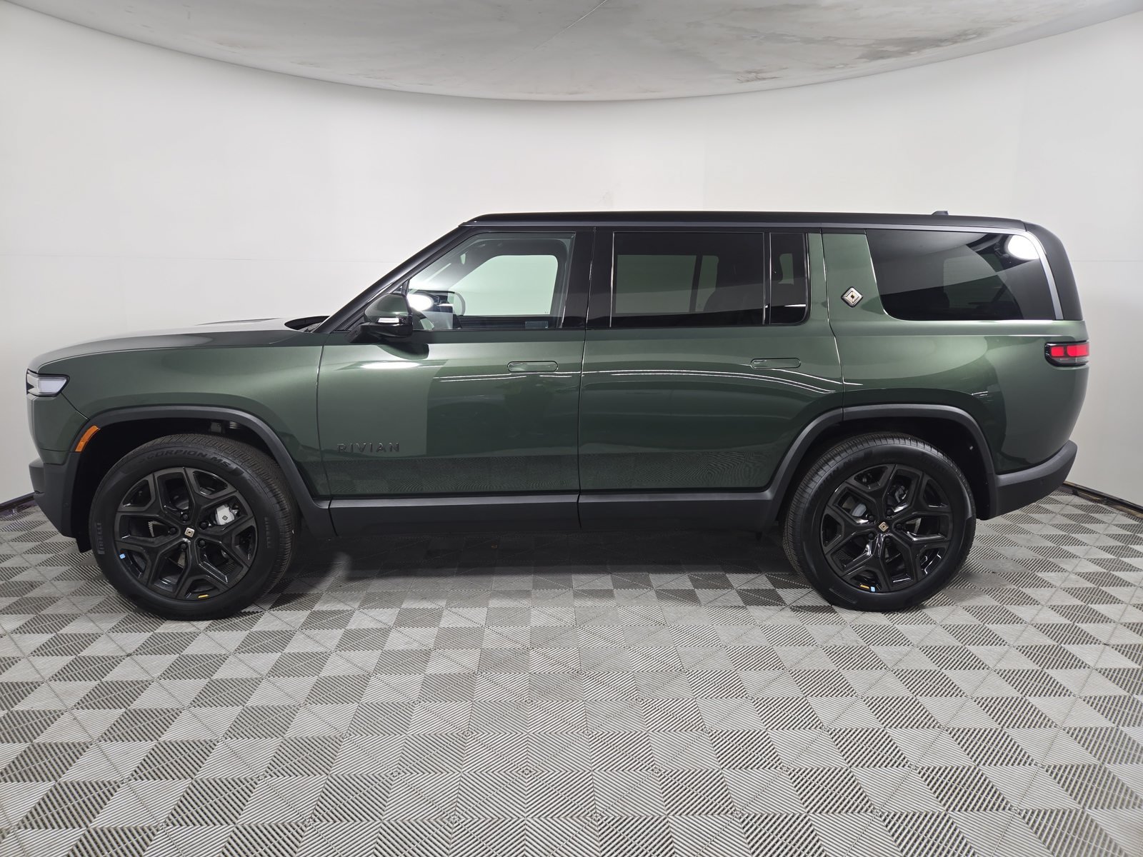 Used 2025 Rivian R1S Adventure Dual AWD/4WD image 2