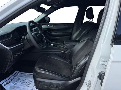 Used 2024 Jeep Grand Cherokee L Altitude image 11