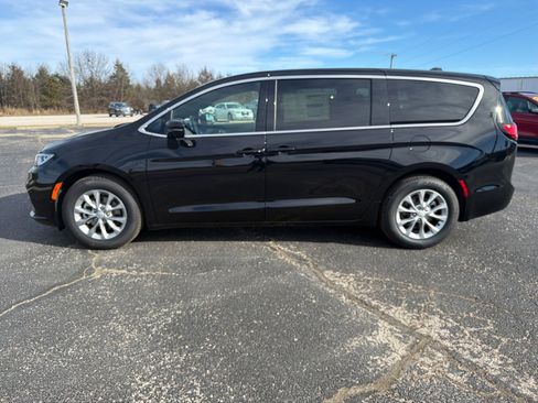 New 2026 Chrysler Pacifica Limited image 4