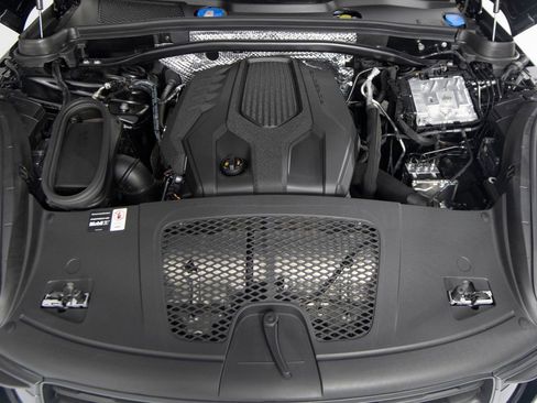 Certified 2025 Porsche Macan AWD/4WD image 40