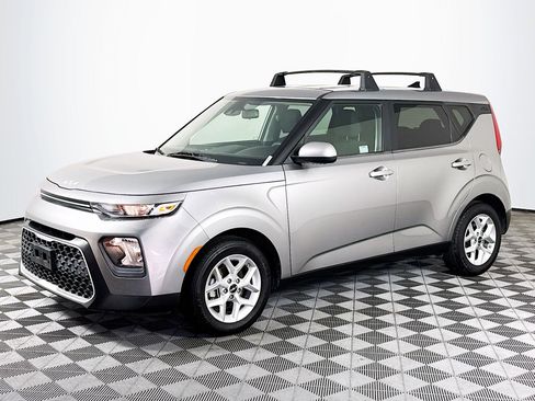 Used 2022 Kia Soul LX w/ Technology Package FWD image 4