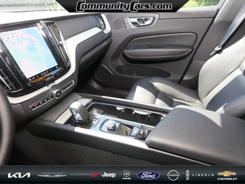 Used 2025 Volvo XC60 B5 Plus image 20