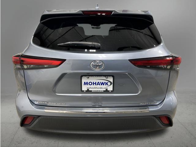 Used 2020 Toyota Highlander XLE AWD/4WD image 4