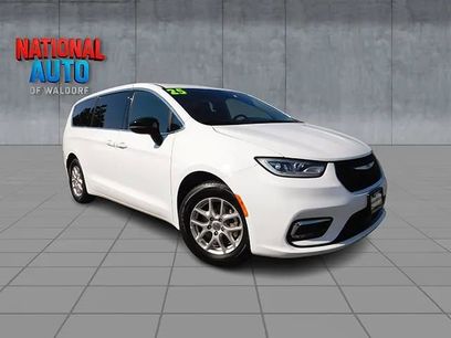 Used 2025 Chrysler Pacifica Select