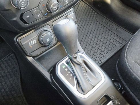 Used 2023 Jeep Renegade Latitude w/ Sun & Fun Group image 34