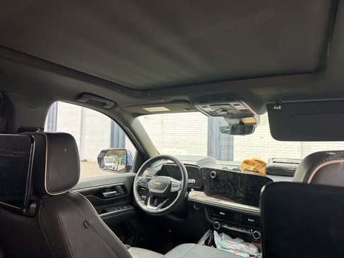 Used 2025 Chevrolet Suburban Premier image 8