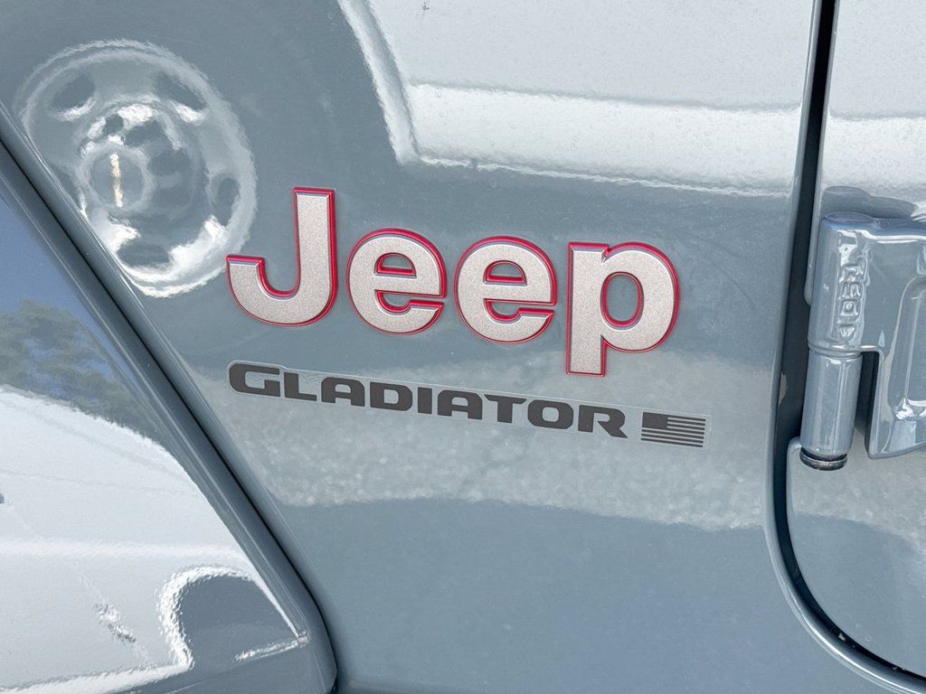 Used 2025 Jeep Gladiator Rubicon AWD/4WD image 9