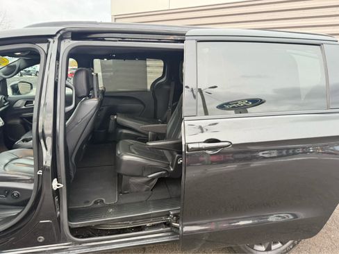 Used 2018 Chrysler Pacifica Touring-L Plus w/ S Appearance Package image 19