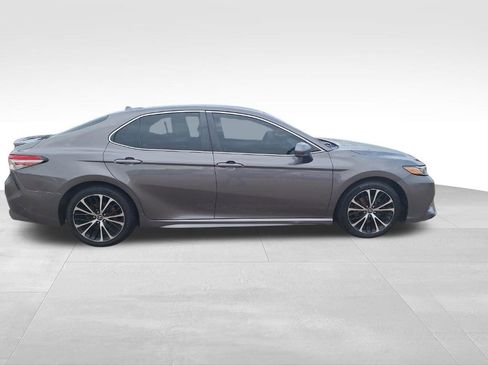 Used 2019 Toyota Camry SE image 6