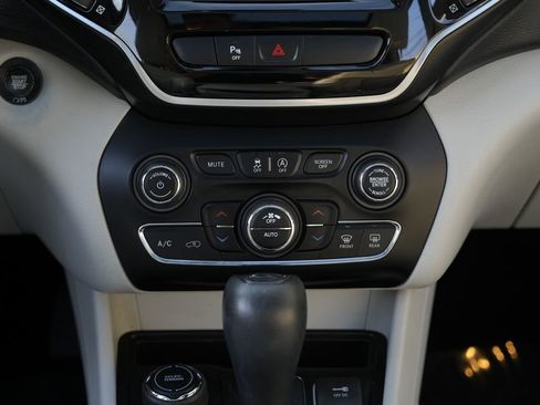 Used 2019 Jeep Cherokee Limited AWD/4WD image 42