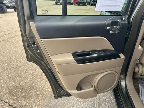 Used 2015 Jeep Patriot Latitude w/ Sun/Sound Group AWD/4WD image 13