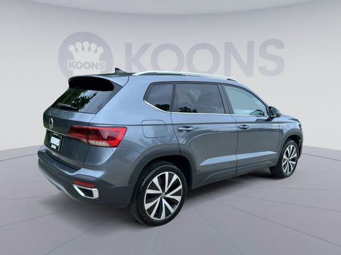 Used 2024 Volkswagen Taos SE w/ Panoramic Sunroof Package FWD image 11