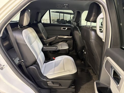 Used 2021 Ford Explorer XLT w/ Equipment Group 202A RWD image 12