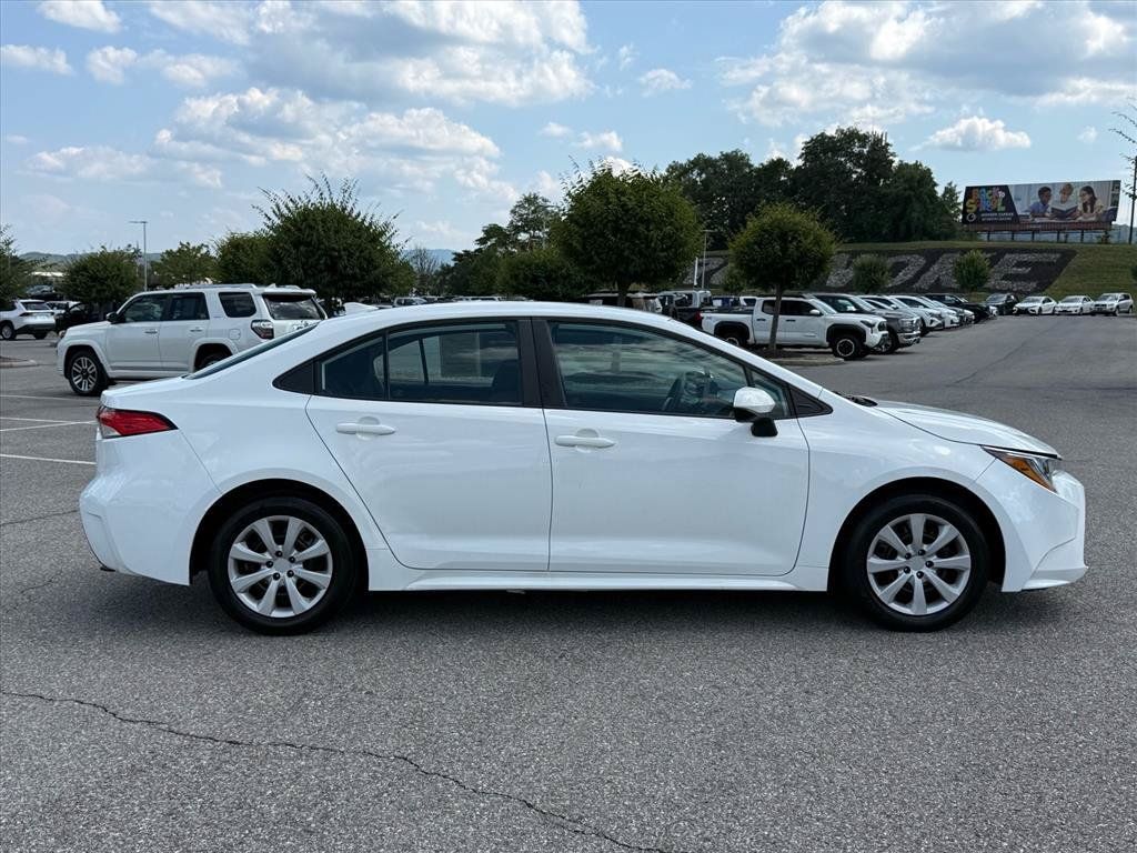 Used 2022 Toyota Corolla LE FWD image 3