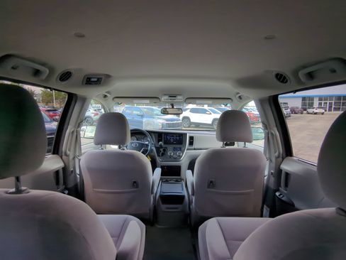 Used 2017 Toyota Sienna LE AWD/4WD image 14
