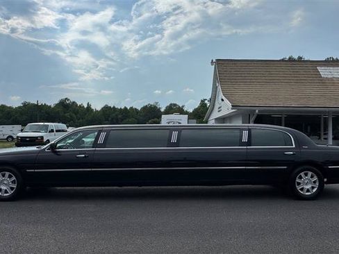 Used 2008 Lincoln Town Car Executive RWD image 13