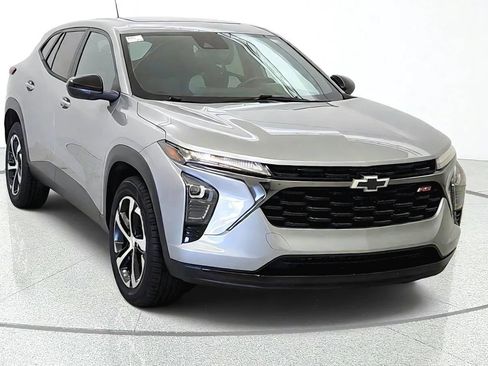Used 2024 Chevrolet Trax RS w/ Sunroof Package FWD image 2