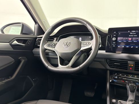 Used 2025 Volkswagen Jetta SE image 27