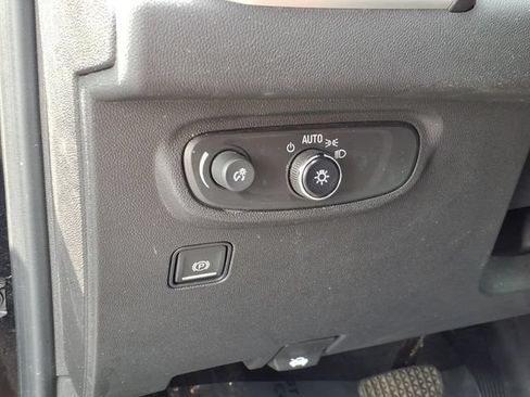 Used 2024 GMC Terrain SLE w/ Driver Convenience Package FWD image 19