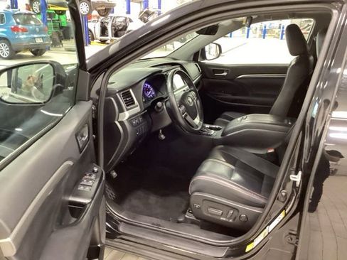 Used 2019 Toyota Highlander SE AWD/4WD image 10