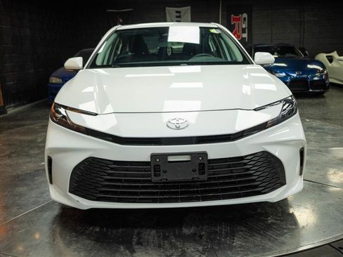 Used 2025 Toyota Camry SE image 3