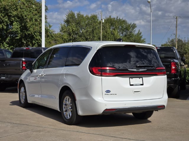 Certified 2024 Chrysler Pacifica Touring-L FWD image 5