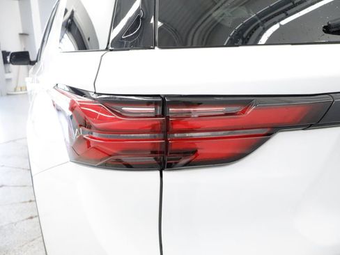 Used 2022 Chevrolet Traverse LT AWD/4WD image 17