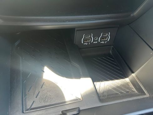 Used 2025 Chrysler Pacifica Limited FWD image 28