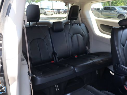 Used 2023 Chrysler Pacifica Touring-L FWD image 28