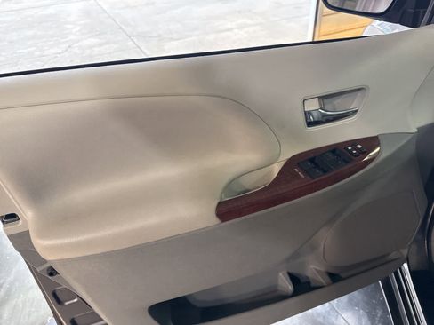Used 2014 Toyota Sienna XLE image 14
