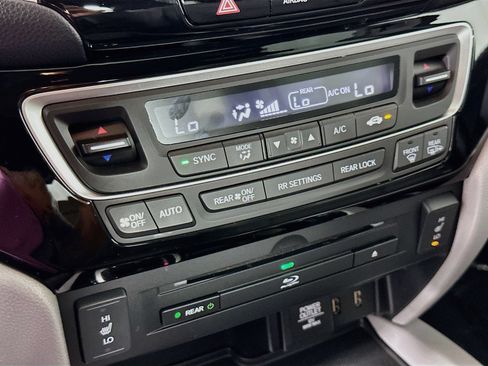 Used 2018 Honda Pilot Touring image 17