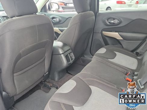 Used 2018 Jeep Cherokee Latitude FWD image 12