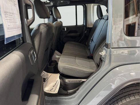 Used 2025 Jeep Wrangler Unlimited Sahara AWD/4WD image 11