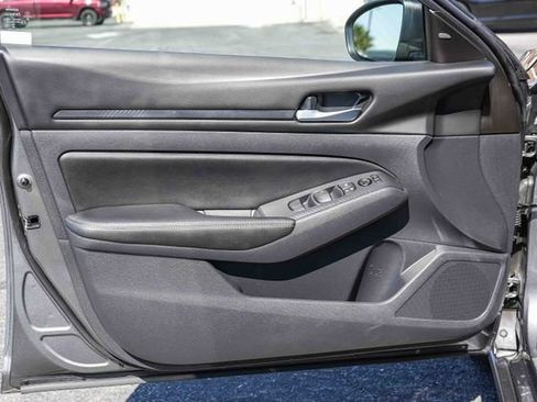 Used 2025 Nissan Altima 2.5 SV FWD image 24