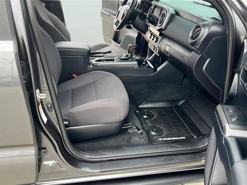 Used 2018 Toyota Tacoma TRD Sport w/ Technology Package RWD image 13