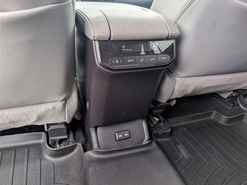 Used 2022 Toyota Highlander XLE FWD image 34
