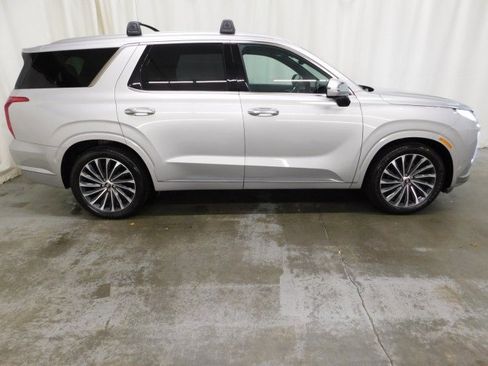 Used 2023 Hyundai Palisade Calligraphy image 2