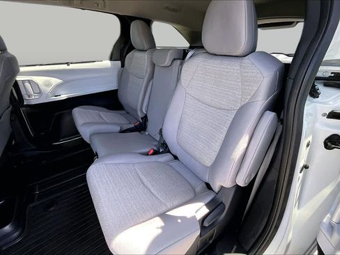 Used 2025 Toyota Sienna LE FWD image 20
