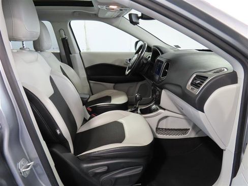 Used 2019 Jeep Compass Latitude image 30