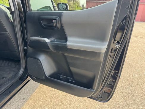 Used 2016 Toyota Tacoma SR5 w/ SR5 Appearance Package (SN) image 16